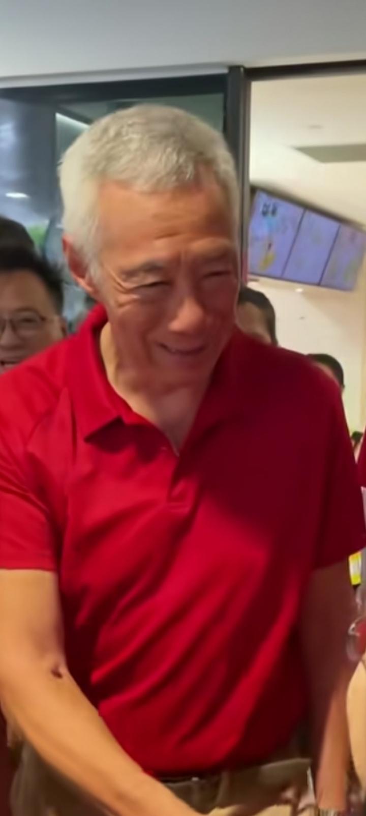 刻薄狮城，李显龙到处吹嘘新加坡成就。
撤销收费站，
新加坡一天也混不下去，就他们