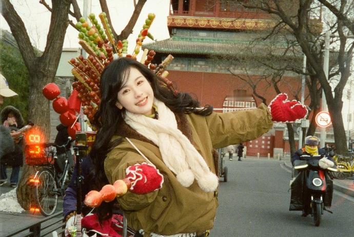 最近陈都灵拍摄了一组很美的大片，她这回走复古时尚风路线，看起来特别的清纯。

陈