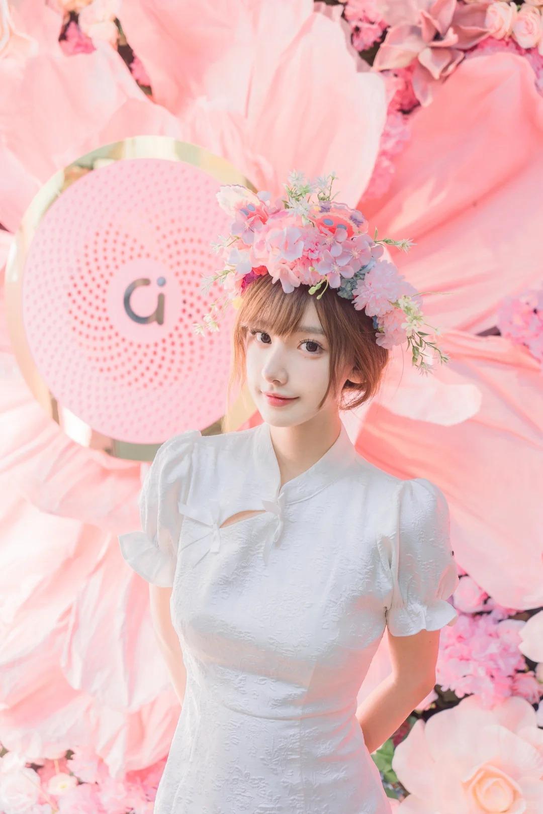 异域00后甜美可爱系小美女，鼻翼沟的浅纹像细绒线轻轻划开的痕迹，从鼻翼延伸至颧骨