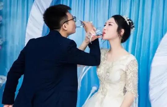 [送自己一朵花][比心][福]
下联:伴侣犹如并蒂莲。