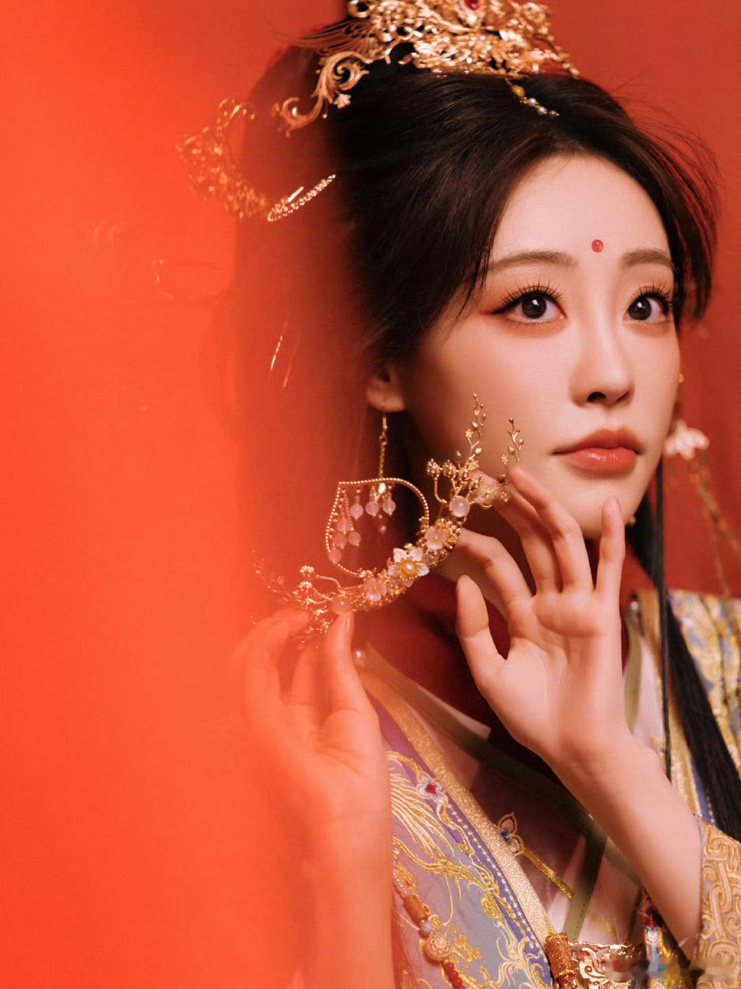 祝绪丹 小神仙 祝绪丹今天的妆造真的好亮眼啊。脸颊比心超可爱，笑起来也太治愈了吧