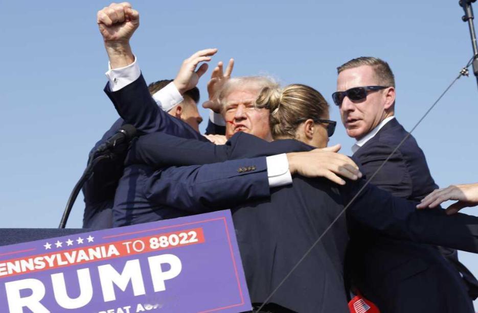 特朗普表示，“曾经我是猎物，现在我是猎人”。
特朗普这番话的动机很好推测。
首先