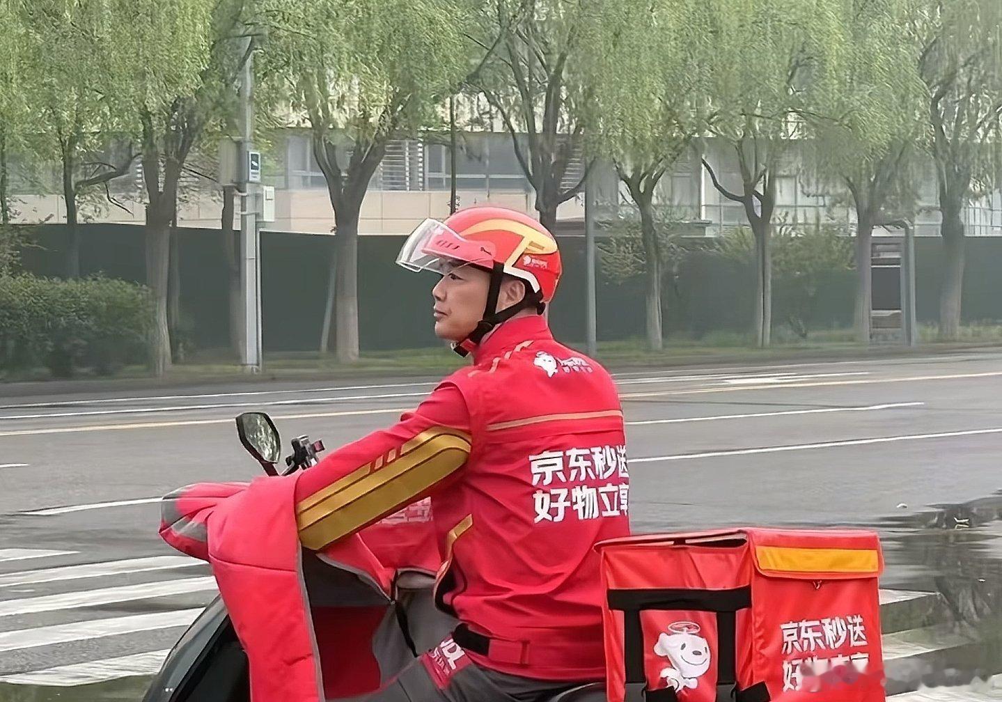 刘强东亲自送外卖一觉醒来起猛了，这是东哥亲自在送外卖吗，那我得赶紧去点个秒送[污