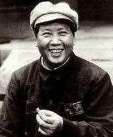 1927年，毛主席送去处决，赶路途中，他谎称崴了脚，走不动路，团丁靠近后，毛主席