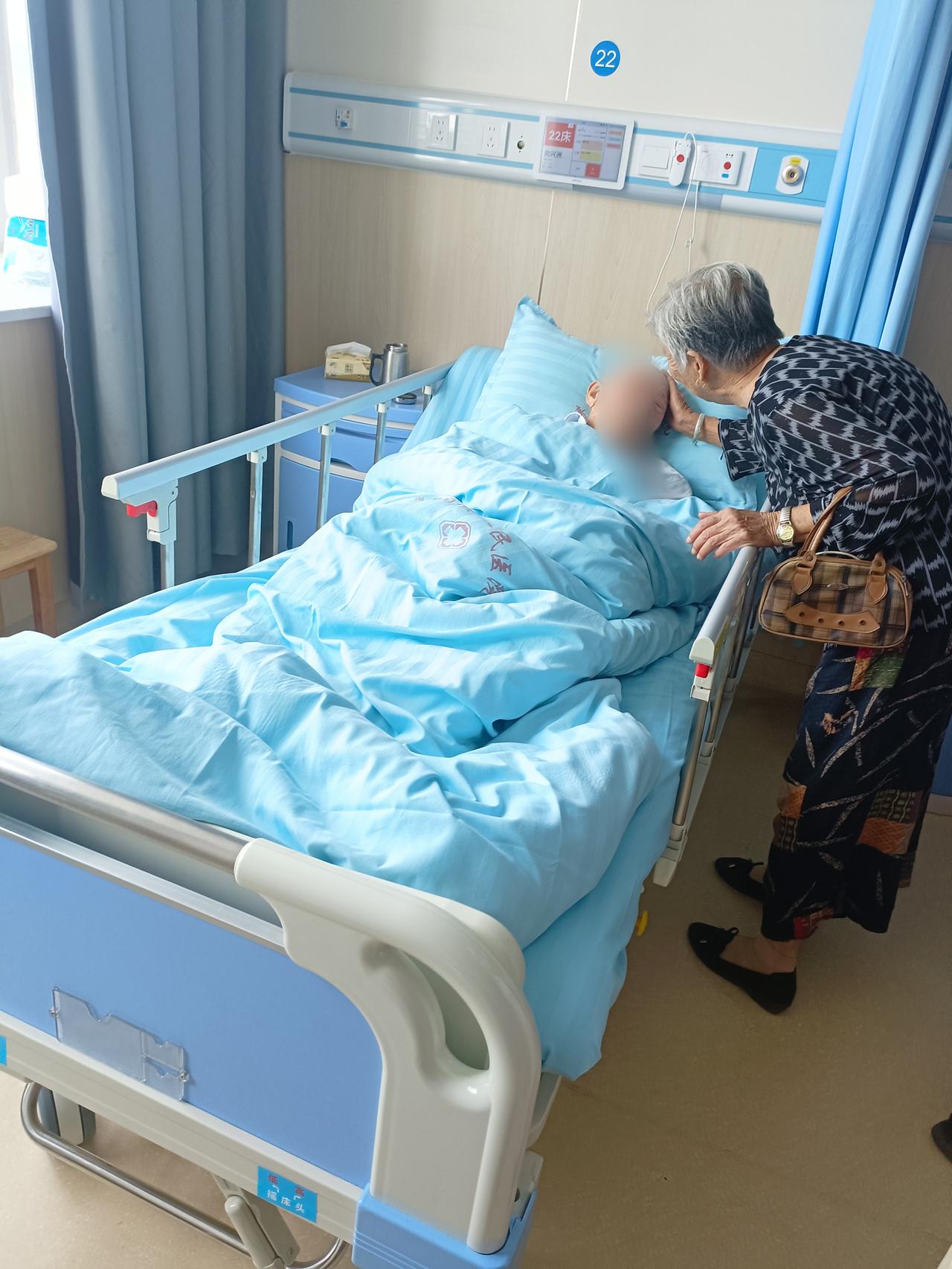 同事张姐老爸突发脑梗偏瘫了，她想让婆婆和他登记结婚，替她来行孝。

张姐的父亲今