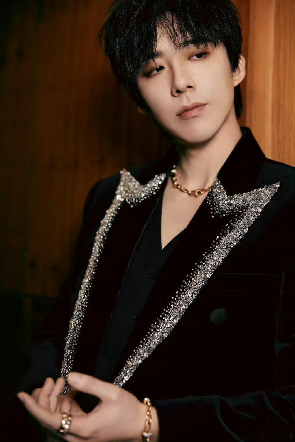 #刘宇宁丝绒烫钻西装#是谁家的翩翩贵公子[doge] ​​​