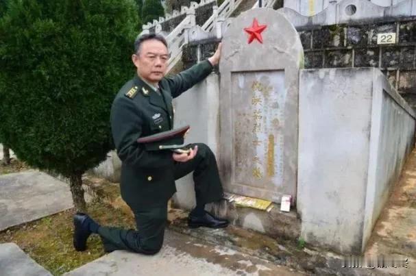 这是一等功臣王曙光与烈士倪洪茹墓碑的合影
1987年，23岁的王曙光放弃去国防大