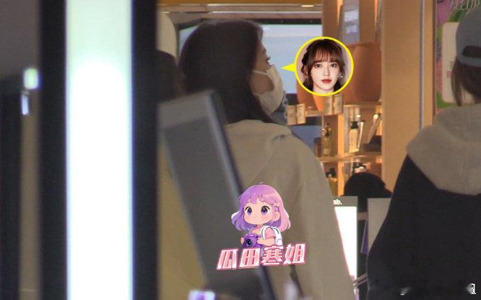 程潇和闺蜜逛街做按摩 程潇与闺蜜逛街路透超惬意！穿短裙大秀美腿，逛完商场直奔按摩