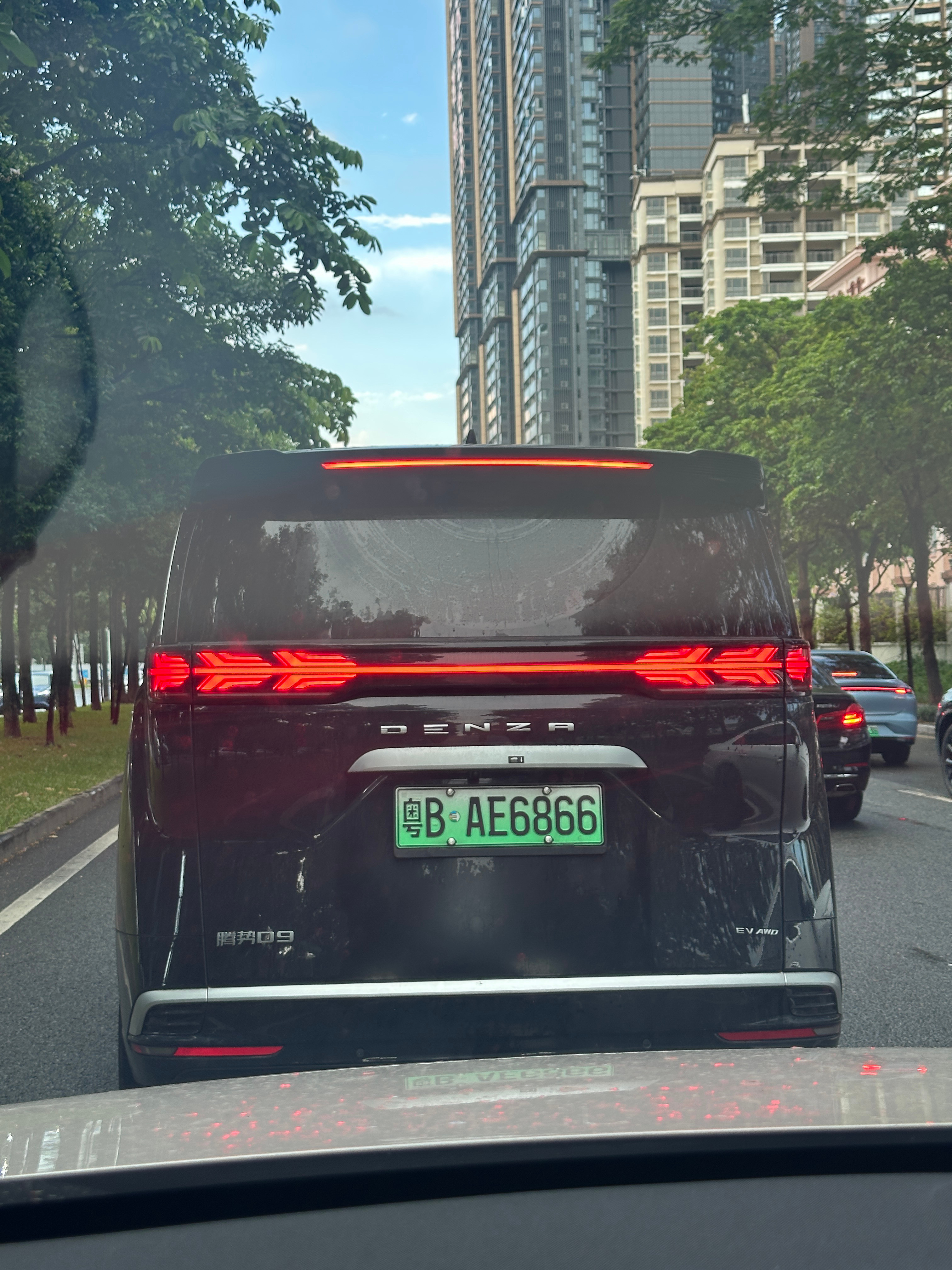 为什么纯电的腾势D9看起来洋气一些？  ​​​