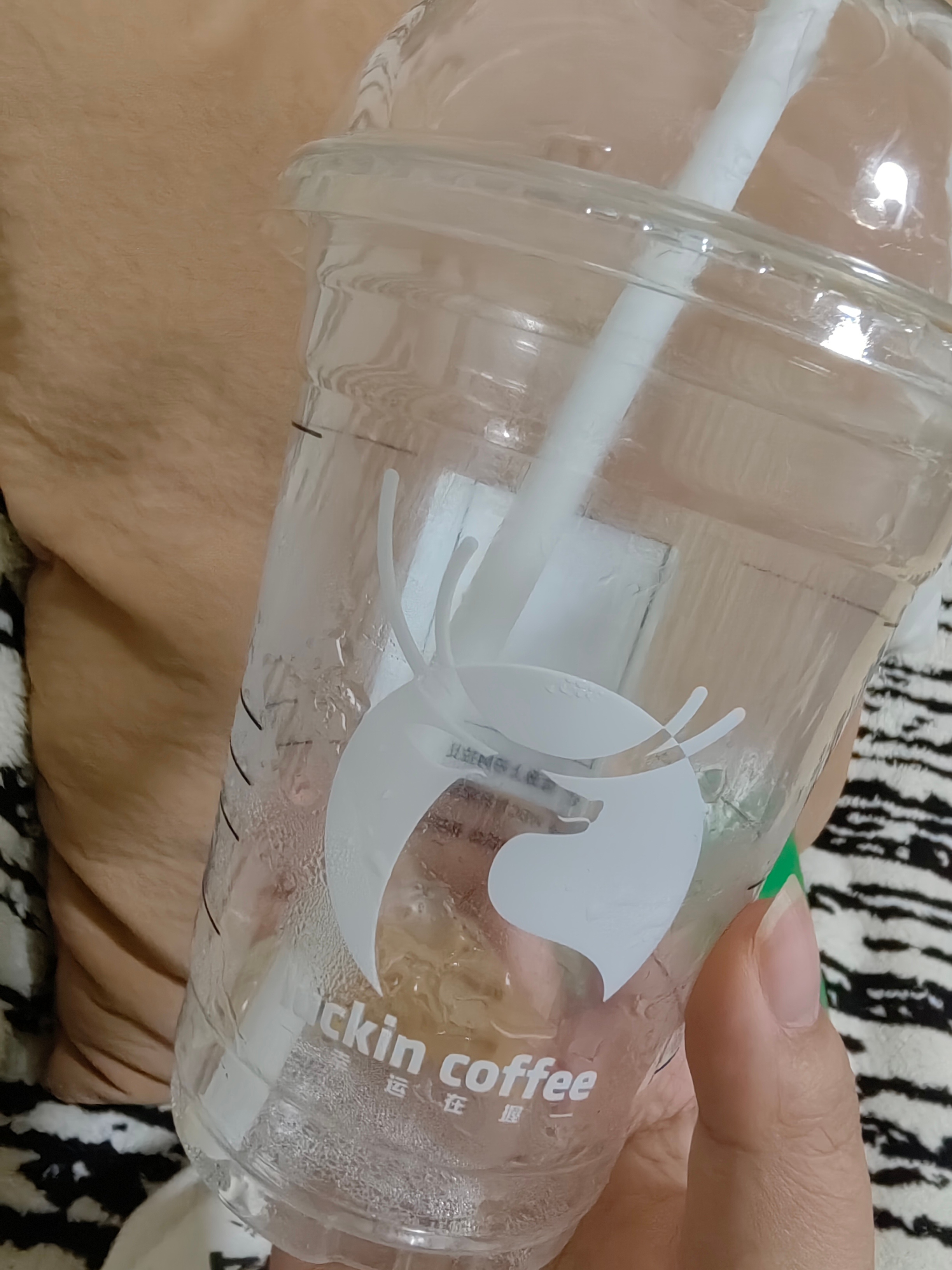 今天搞活动地推发现负责人是我小学同学…结束后请我喝了杯瑞幸，你别说，小黄油全冰去