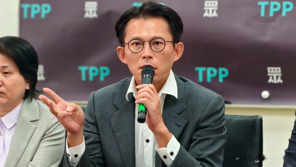 不排除加入李四川团队是不选了？黄国昌批编造假新闻：蓝白合有三阶段

针对昨表示“