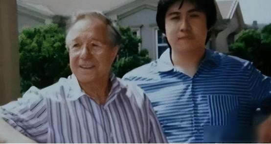 1999年，19岁郑州小伙到伦敦求学，英国房东给他免租8年，二人同吃同住。房东晚