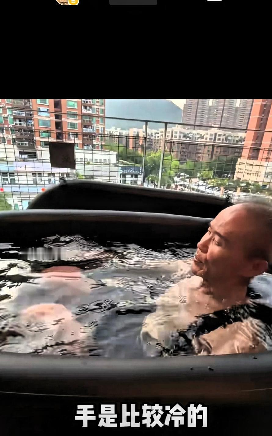 不得不佩服王石！
刚运动完，就又跑去挑战泡冰浴了，看他在冰浴里笑着聊天的轻松状态