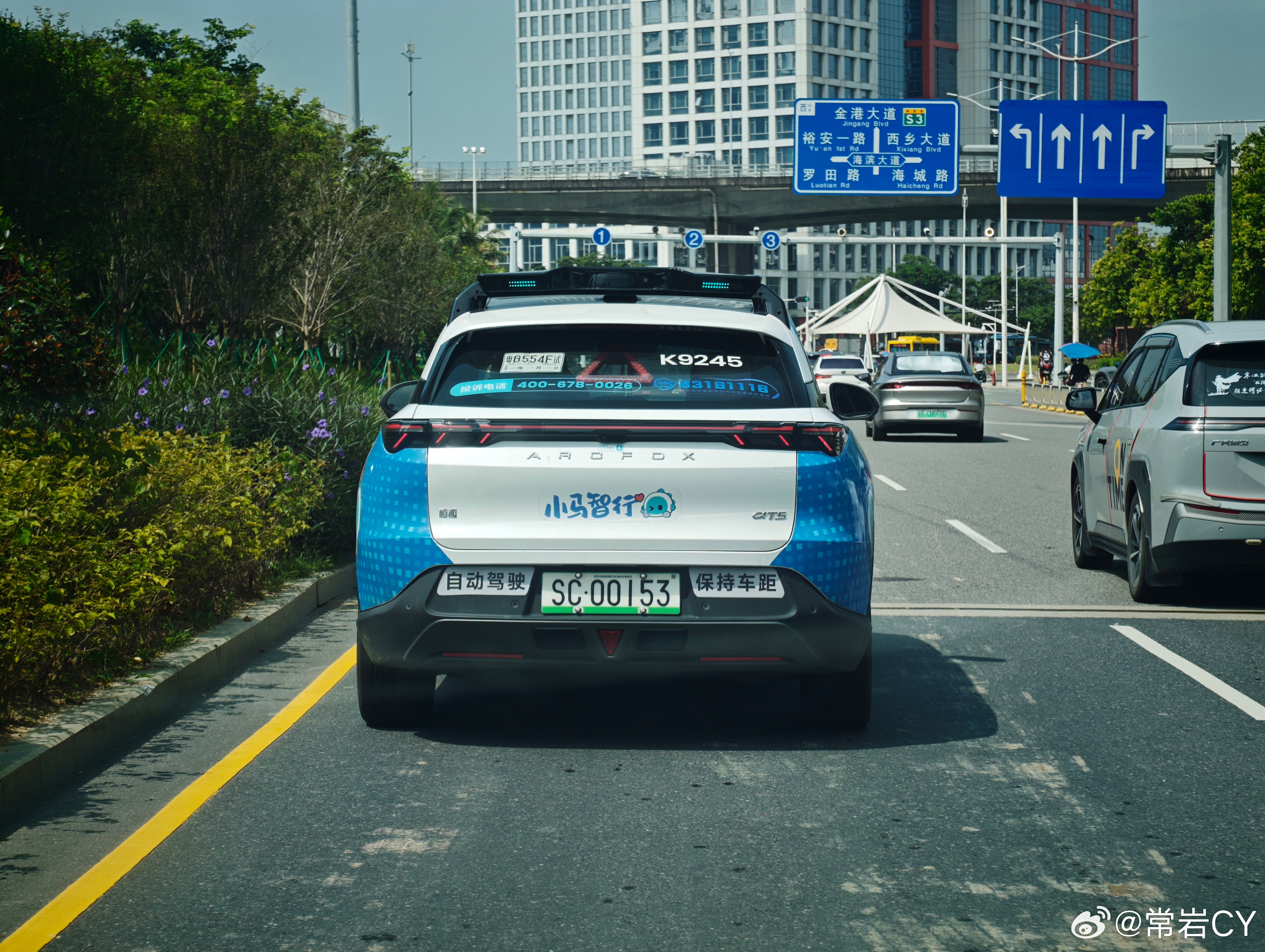这次活动在机场附近，突然发现小马智行的 Robotaxi 已经跑得到处都是了。 
