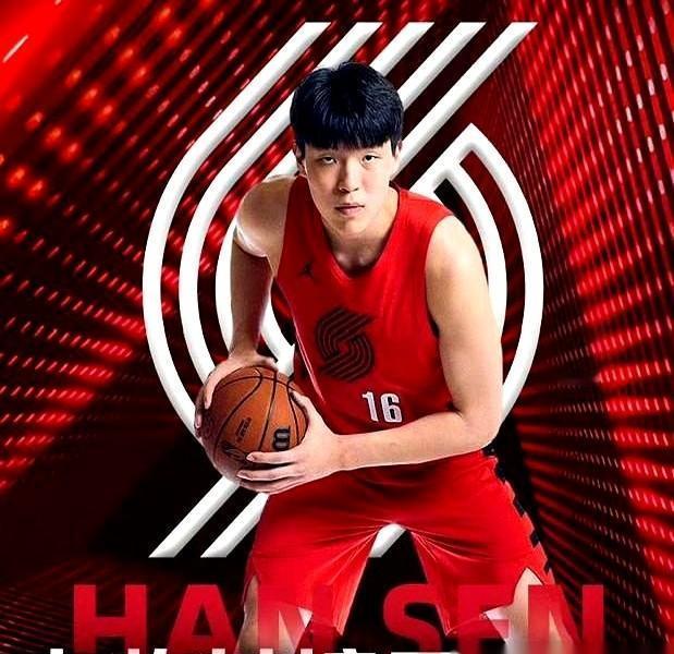 杨翰森上场了，没躲，直接对上戈贝尔。
两罚全中，NBA第一分，就这么来了。
没人