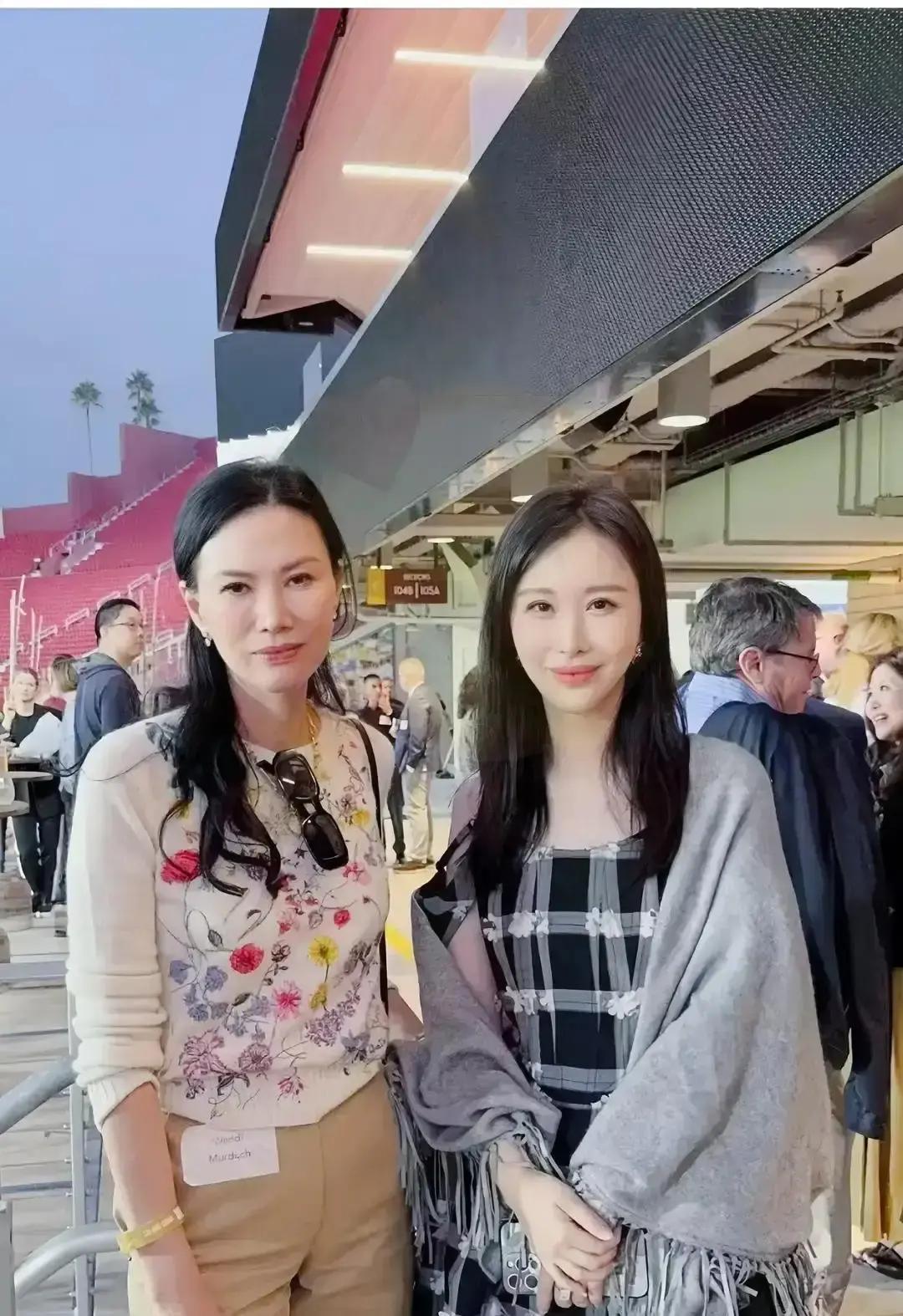 饭局第7分钟，王石举杯3次看她
 
白衬衫坐侧位，冯仑一句“这姑娘有意思”开场。