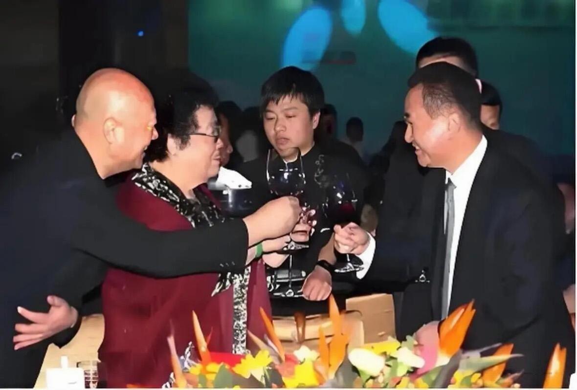 陈丽华和王健林同框旧照曝光！能看出陈丽华的江湖地位，以及迟重瑞很尊重陈丽华给他立