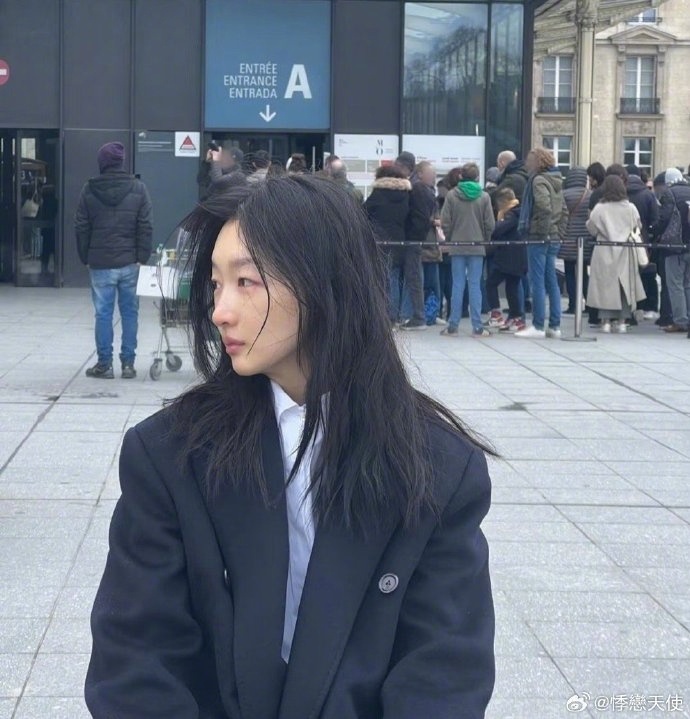 周冬雨素颜录节目 别人上节目精心打扮，周冬雨素颜录《周五晚高疯》，随性又自然，素