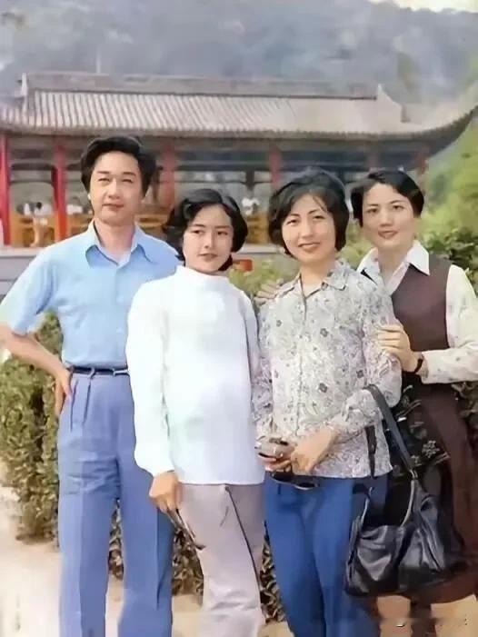 八十年的“双奖”活动的合影，左边是声优兼演员乔臻。三个女生中认出李炳淑，主演过样