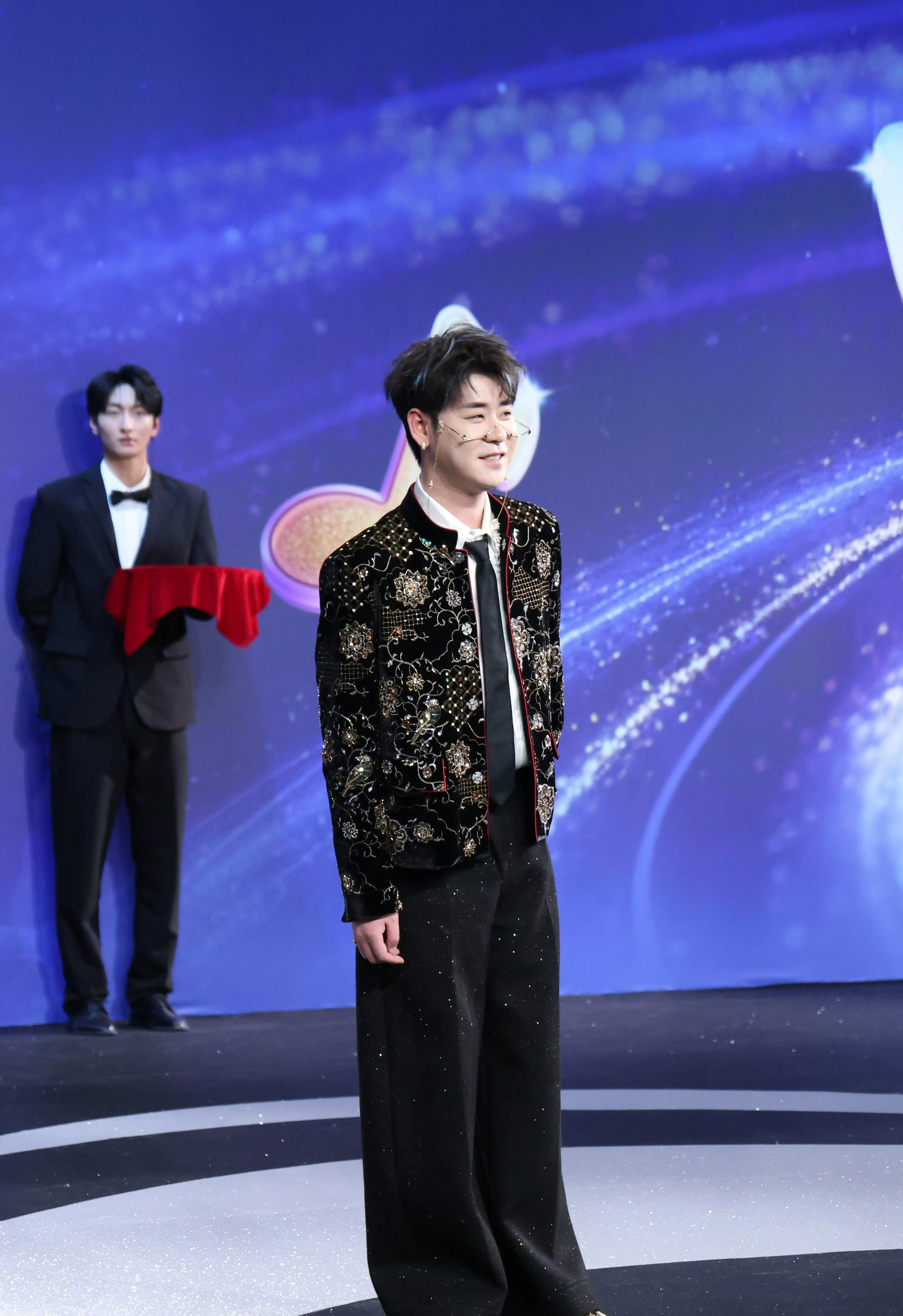 QQ音乐巅峰之夜红毯 目光完全被张云雷吸引‼️狠狠期待今晚的舞台啦 芝士娱乐 c