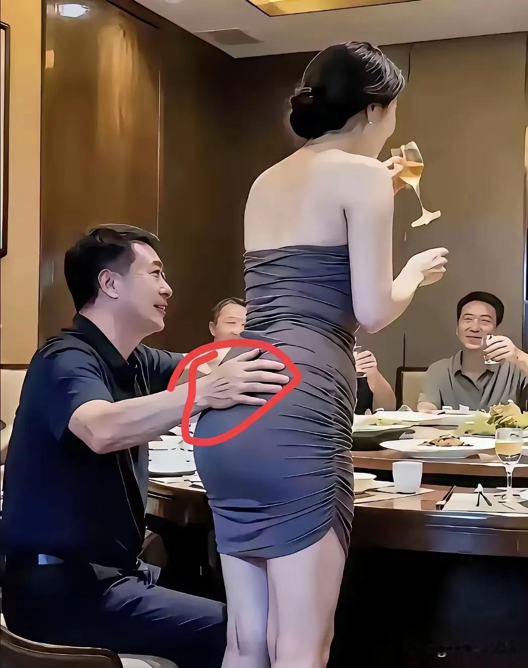 女同志穿戴还是要庄重一些，穿成这样简直就是想让别人揩油吧[我想静静][我想静静]