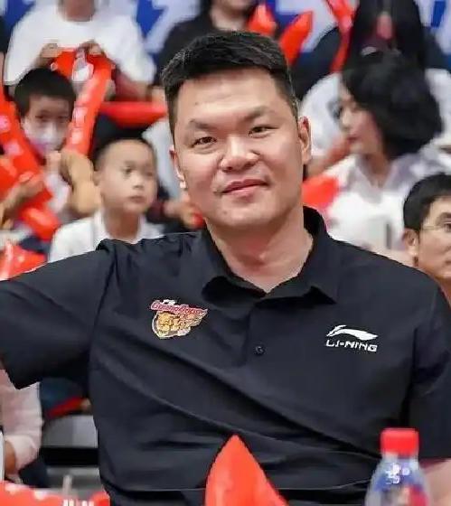 朱芳雨辞去广东宏远男篮总经理职务，今后他的工作去向引发广泛关注。

7月23日，