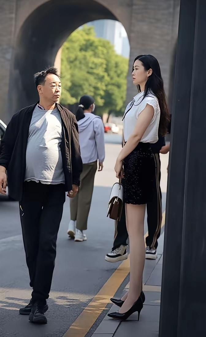 这多好，大大方方的看，盯着看也没事！咱不能乱拍，更不能偷拍！