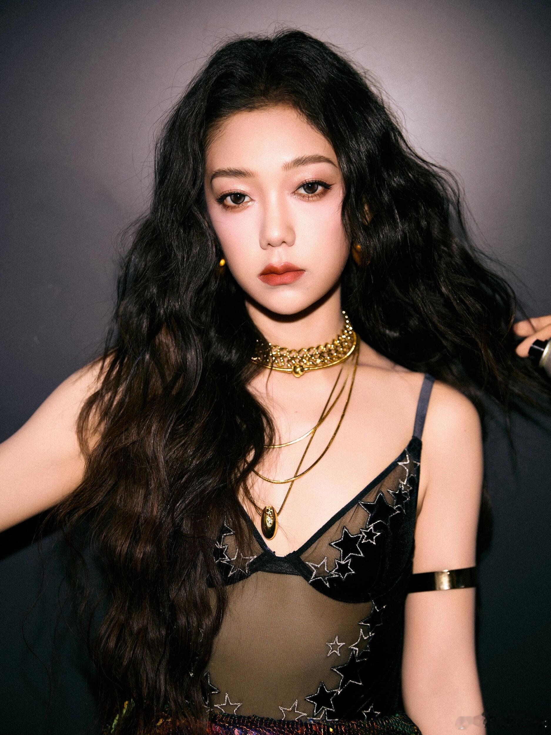希林娜依高身着镂空透视内衣，将大胆不妥协穿在身。 ​​​