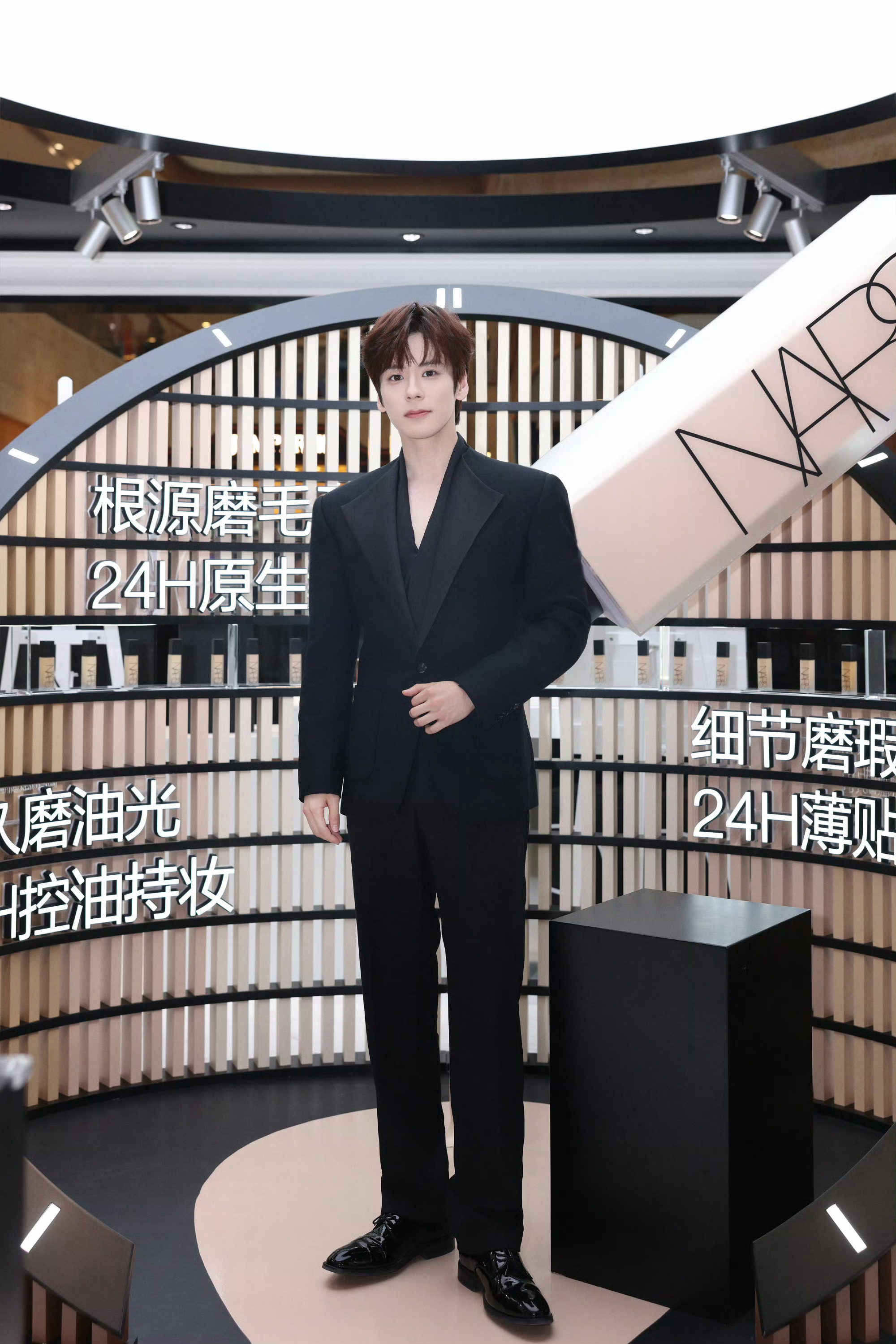 魏哲鸣魏哲鸣NARS品牌挚友 一身简约黑西装，身姿挺拔，皮肤白到发光，妥妥的人间