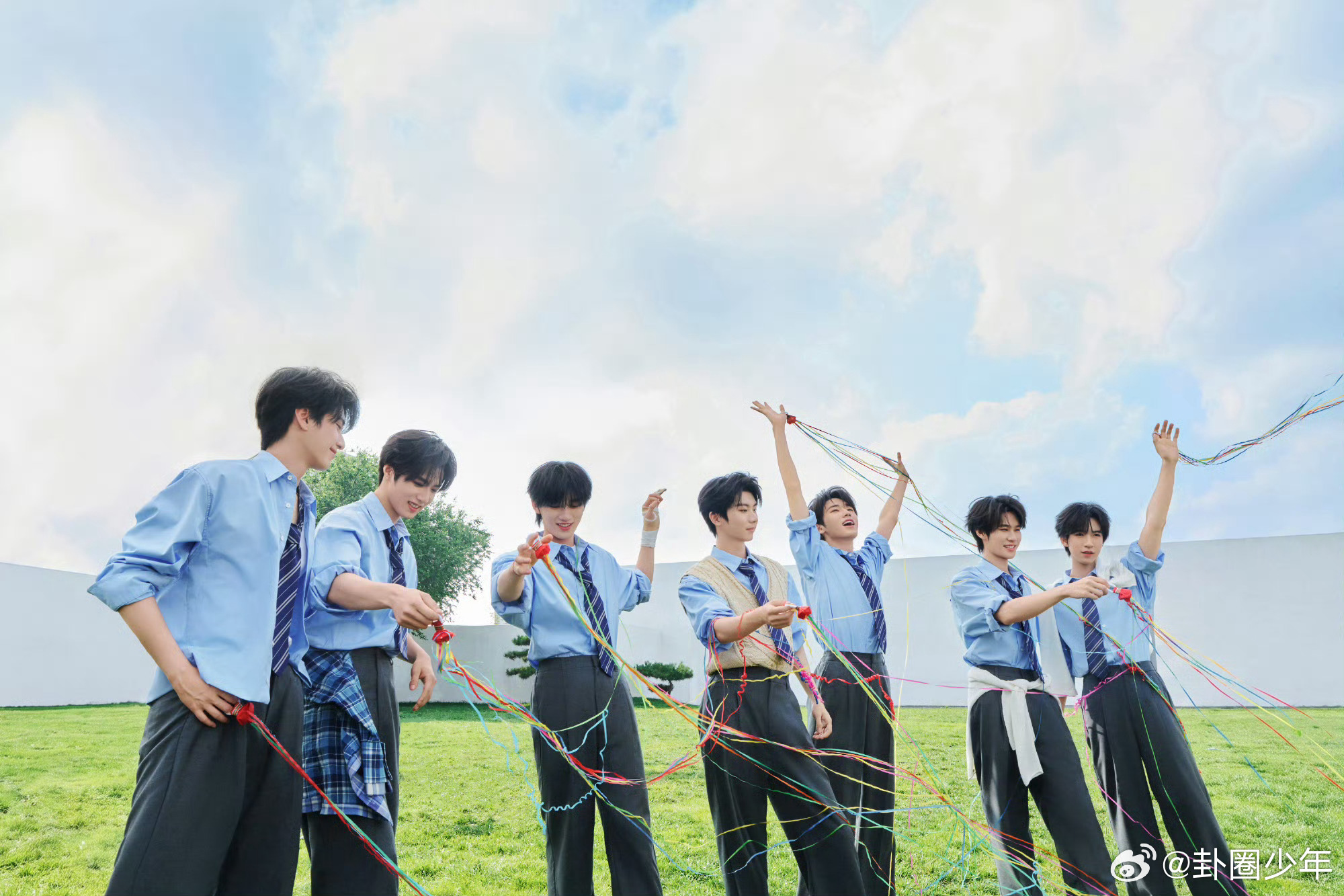 时代少年团蓝色系学院风时代少年团学长妆清爽蓝调穿搭搭配淡感学长妆，褪去浓艳妆感，