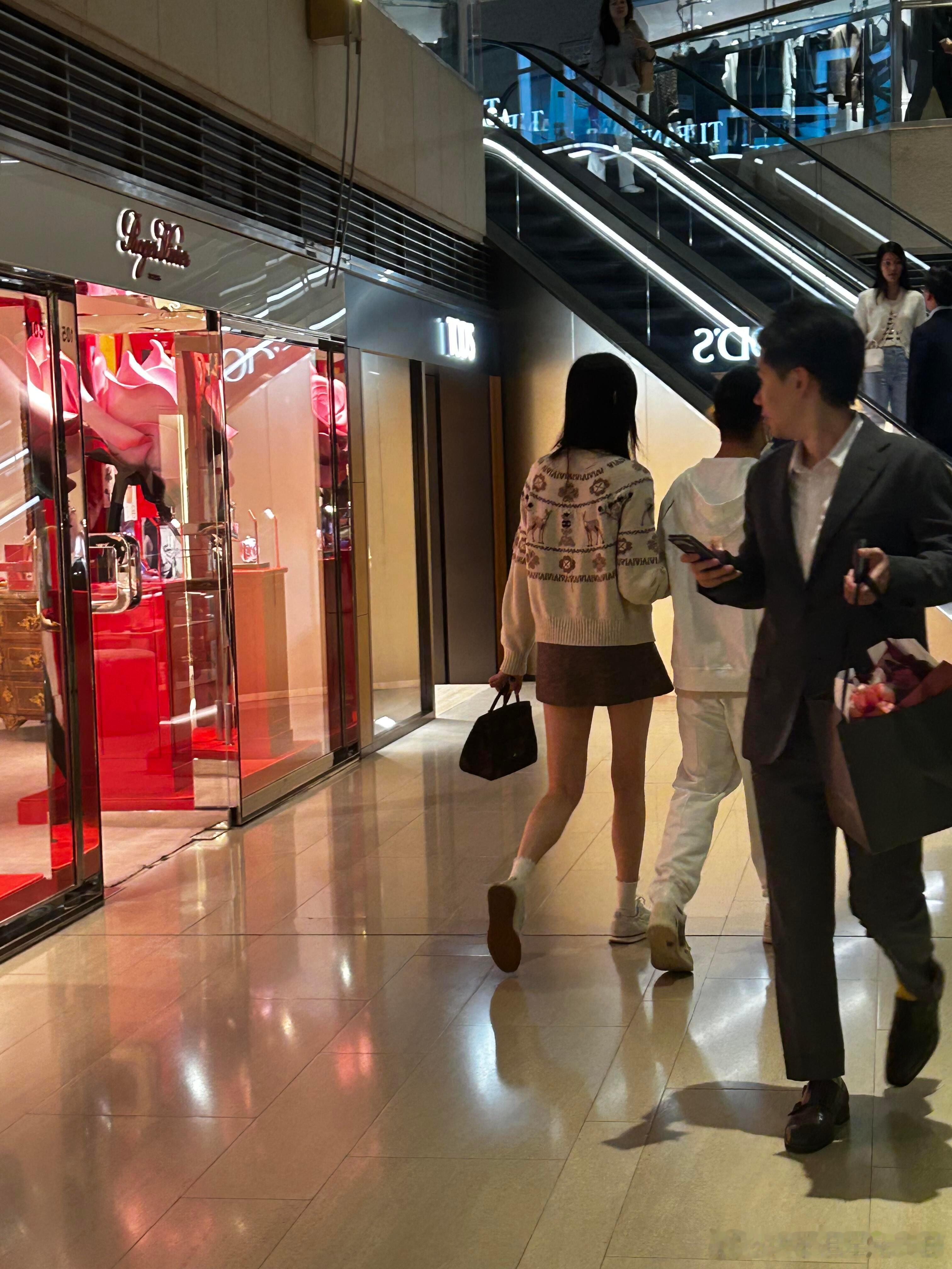 奚梦瑶何猷君挽手逛街奚梦瑶挽着小金土豆逛街奚梦瑶挽着小金土豆逛街，好甜蜜！ ​​