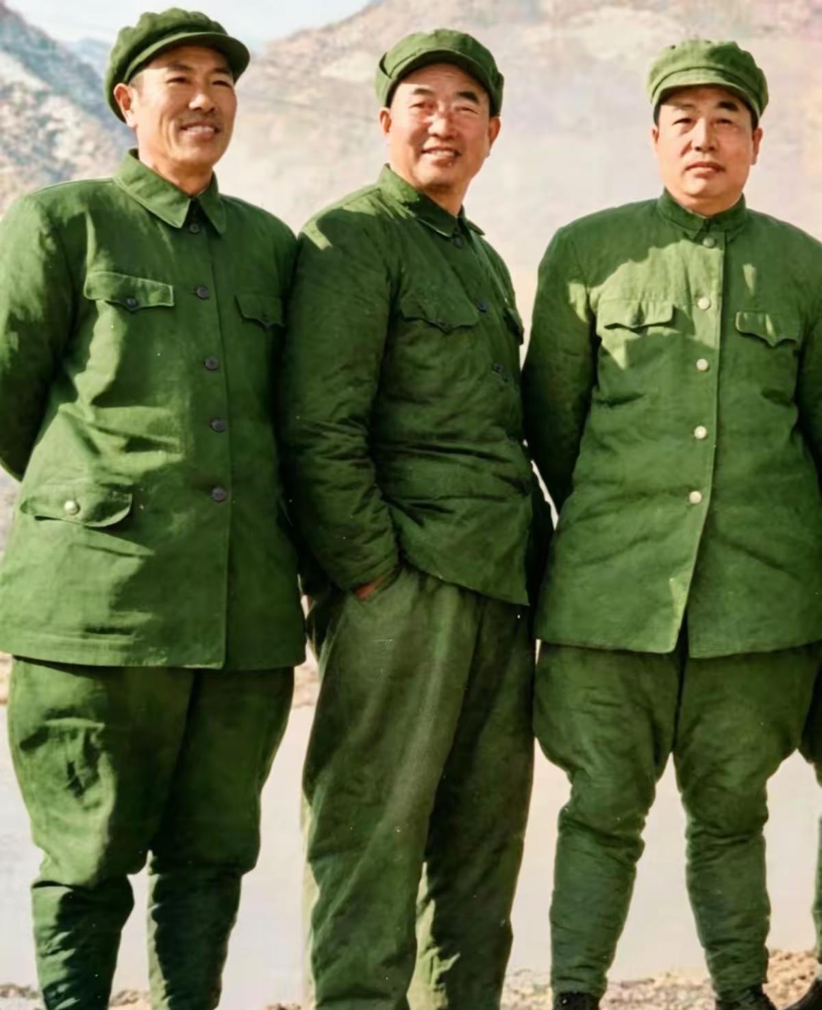 三位八路军将领的合影，这张照片里，但凡你认识一位，历史知识一定不会差！