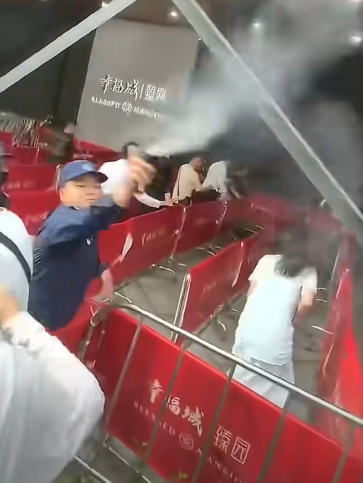 开发商就喷辣椒水驱散购房人群致歉深圳的开发商，真牛逼幸福城·臻园，真幸福这要是有