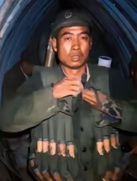 1986年10月14日，面对镜头他留下了牺牲前的最后一张照片。身上挂了20个手榴