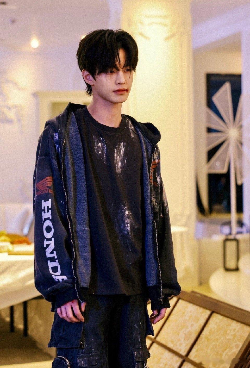 谁来管管何与何与这波是本色出演，机车和武打双buff直接拉满！ 