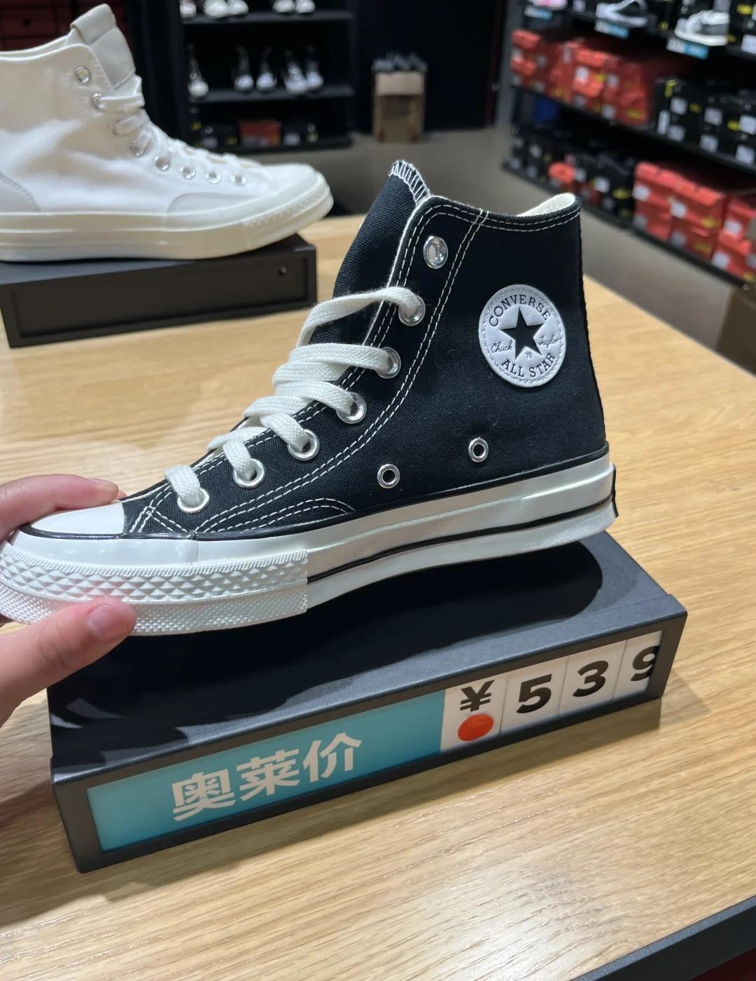 匡威高帮1970s选哪个颜色
你们的匡威1970s都什么颜色、黑色百搭，白色亮眼