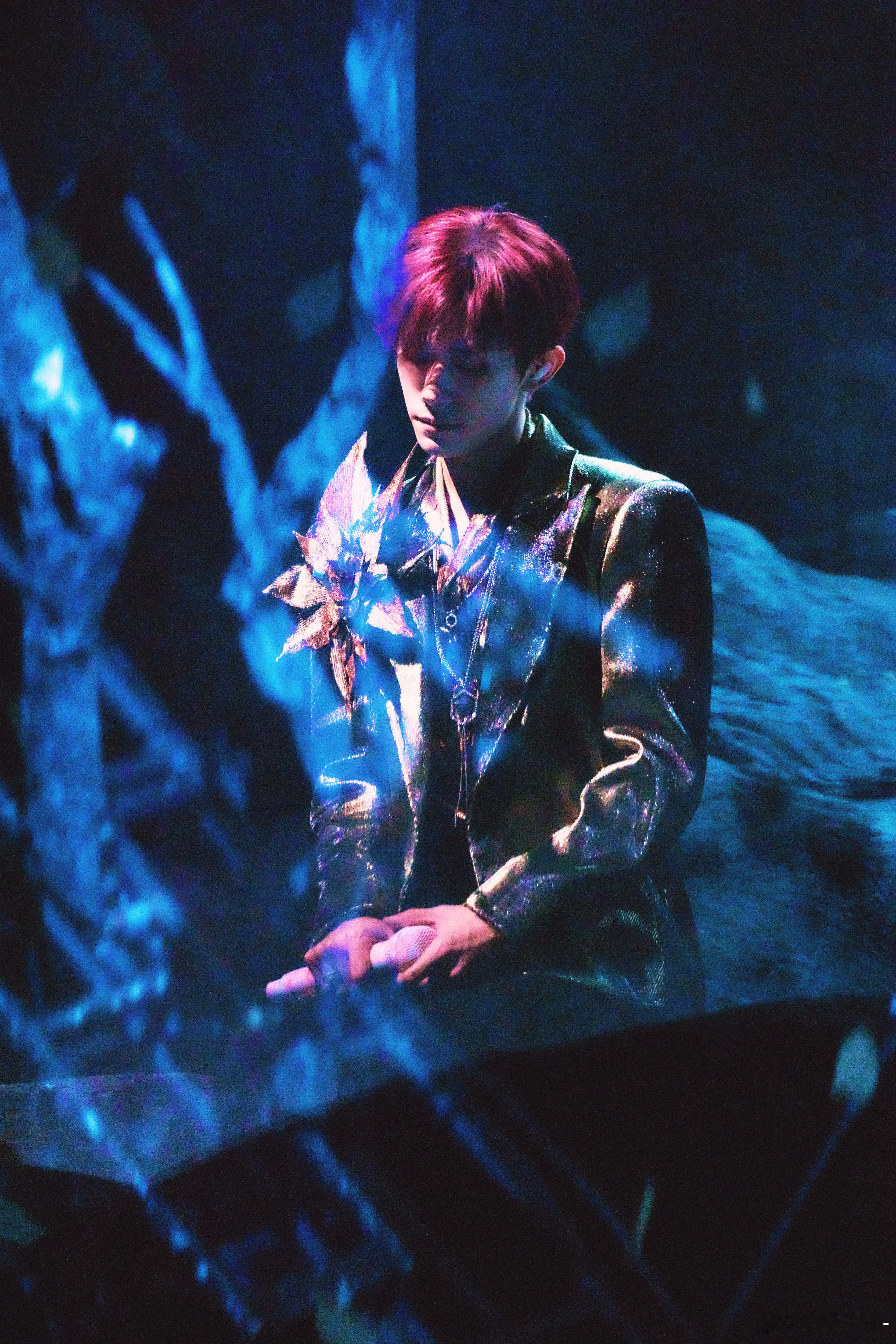 易烊千玺[超话]  秋天的风生活也在一点一滴变可爱[女孩儿] ​​​