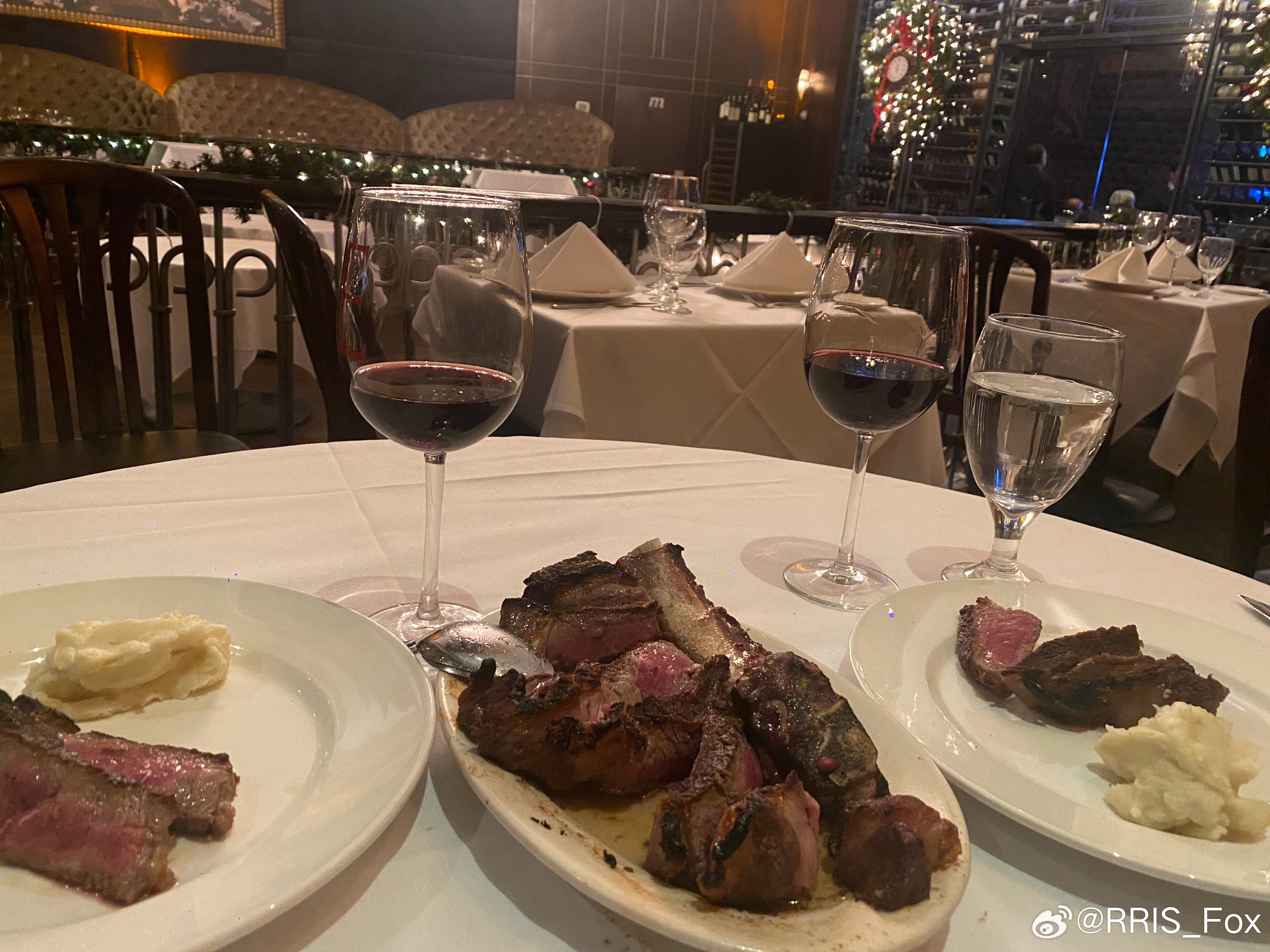我最爱死丫头酒鬼天气好冷一起吃肉肉这家牛排真的很好吃便宜性价比高  ​​​
