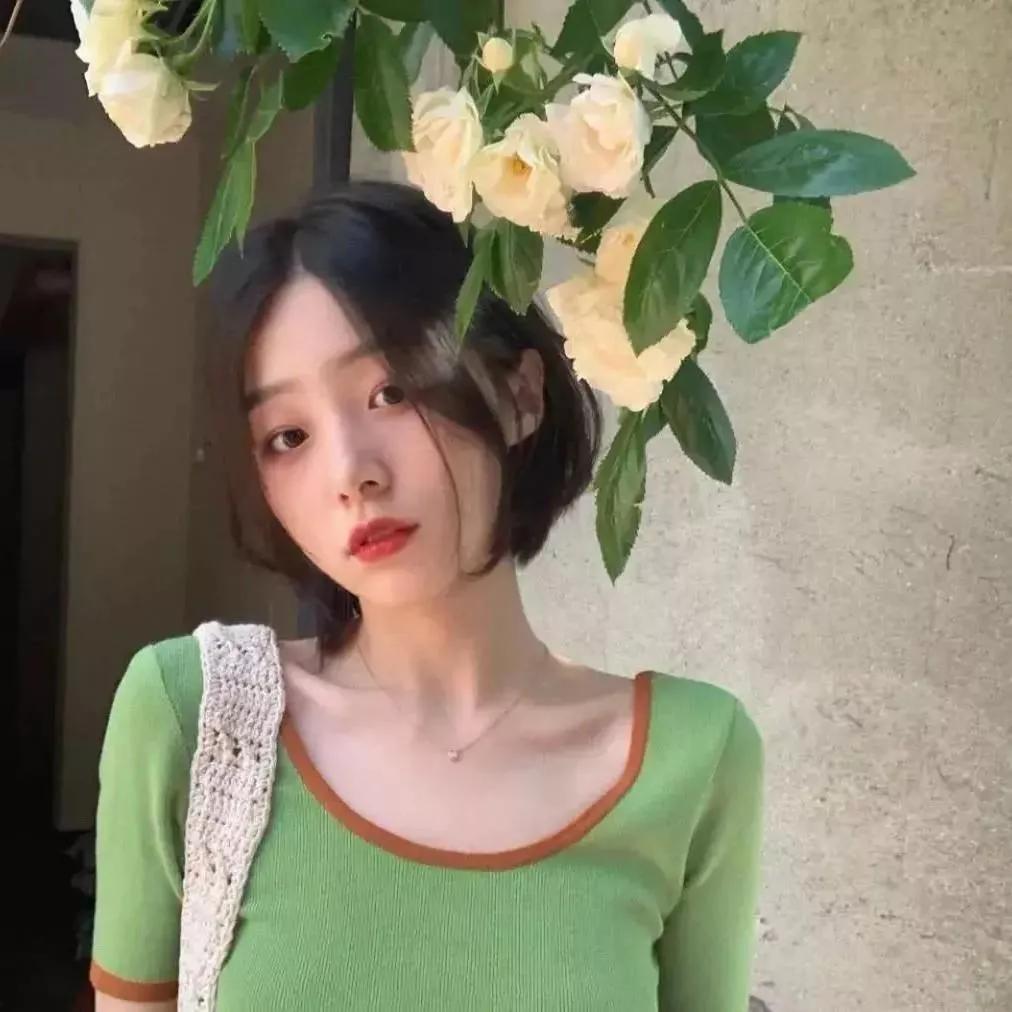 清新少女与盛开玫瑰的温柔邂逅甜美的红玫瑰 温柔热烈的玫瑰 温柔花漾少女 玫粉色玫