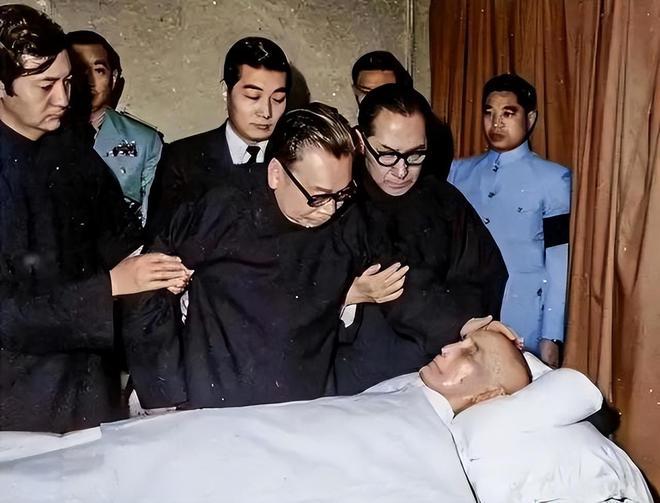 蒋介石病逝后，遗体的保存成了最大的问题。
医疗团队给出两套方案，一是长期永久防腐