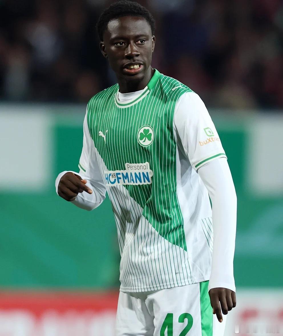 一场德乙球队之间的德国杯比拼，菲尔特在0比1落后的情况下，第90分钟换上前锋Si