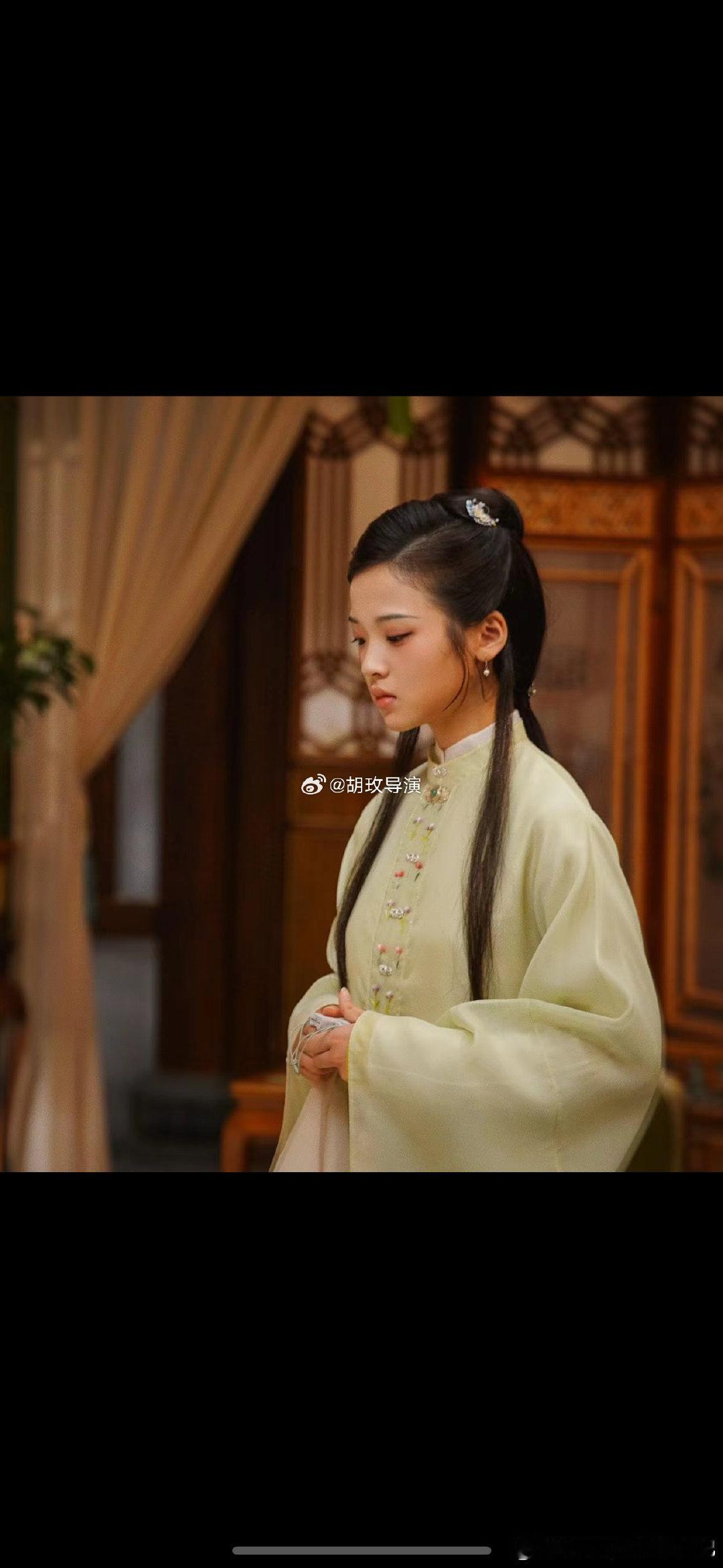 #导演胡玫连发四条张淼怡剧照# 导演胡玫连发四条红楼梦张淼怡剧照，看来是对票房真