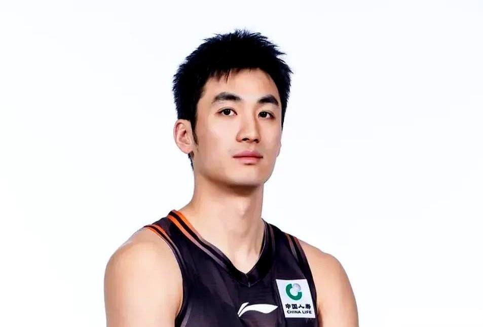 山东男篮宣布，不再与于德豪、孙桐林、艾米力、郑晓垚等四名球员续约。消息一出，球迷