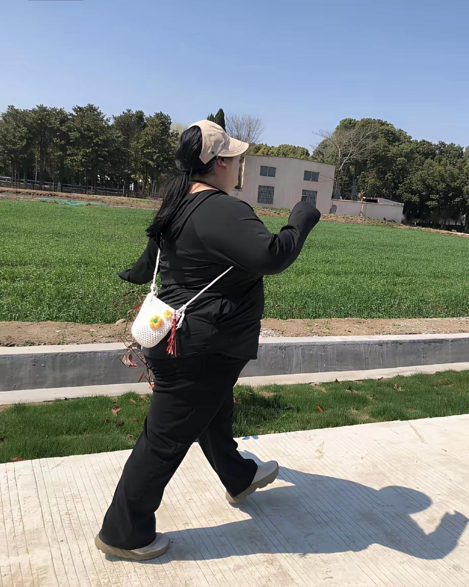 有件事我一直琢磨不透，同样出身的两姐妹，二十多年后的身材差距却让人意外。两人年轻