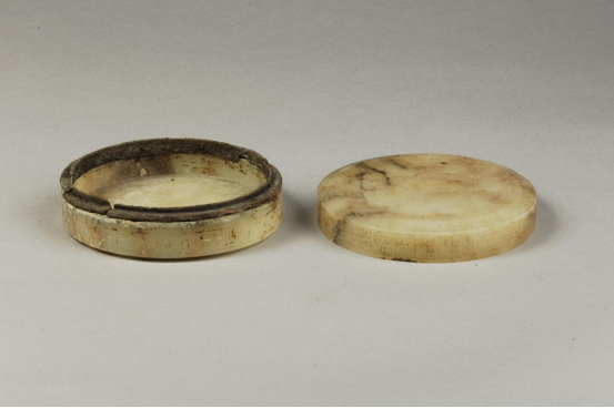 安徽巢湖市博物馆藏1997年巢湖市北山头一号汉墓出土西汉柿蒂纹玉粉盒 