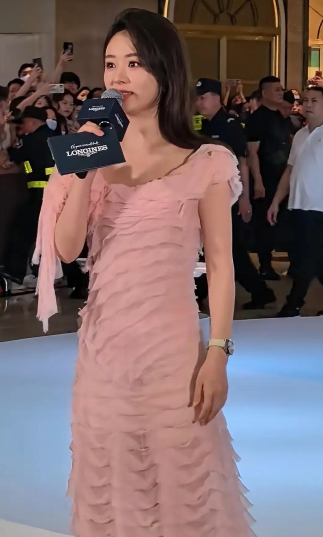 赵丽颖眼睛永远都是亮晶晶的
从她的眼里能看到星辰大海
看着她就会出现笑容，很舒服