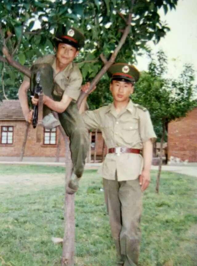 这是新兵连结束后和战友李湘西的合影，当兵前我是一个小胖子，一百六十多斤，三个月新