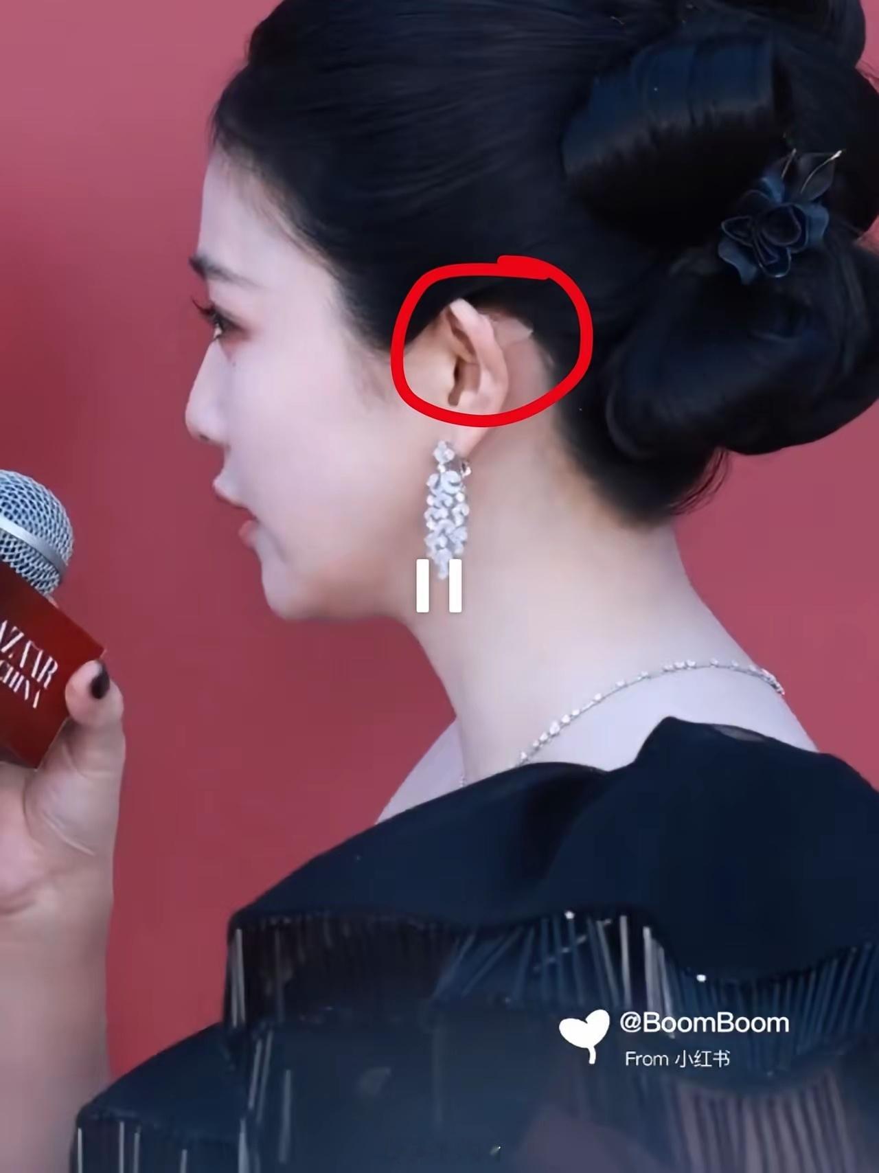 鼻子不够挺，只能追求精灵耳来增加面部立体感......白鹿这个精灵耳贴也是够幽默