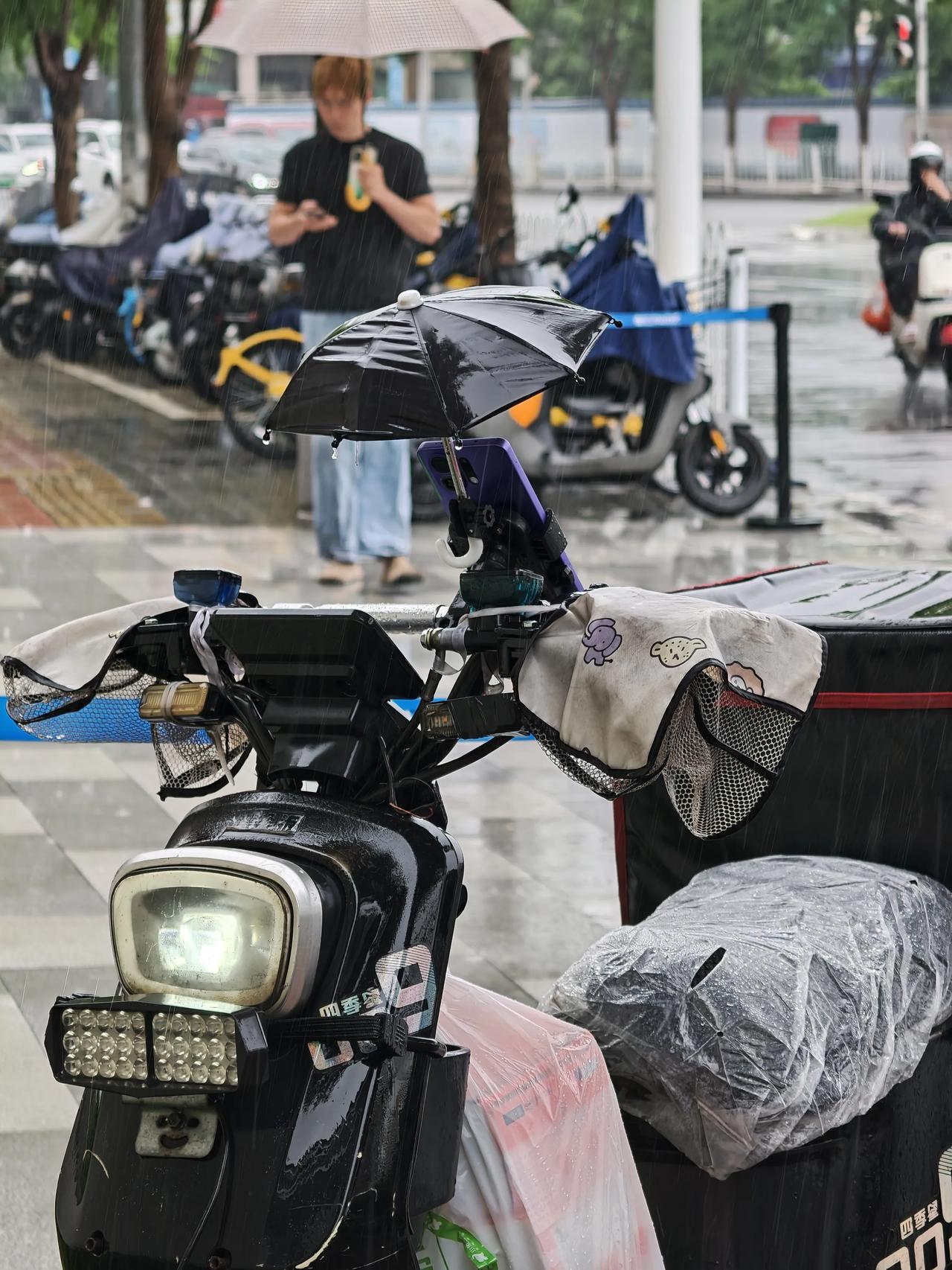 外卖小哥还给手机撑了把小雨伞
中午拿外卖时看到一辆外卖小哥电动车上的手机居然还撑