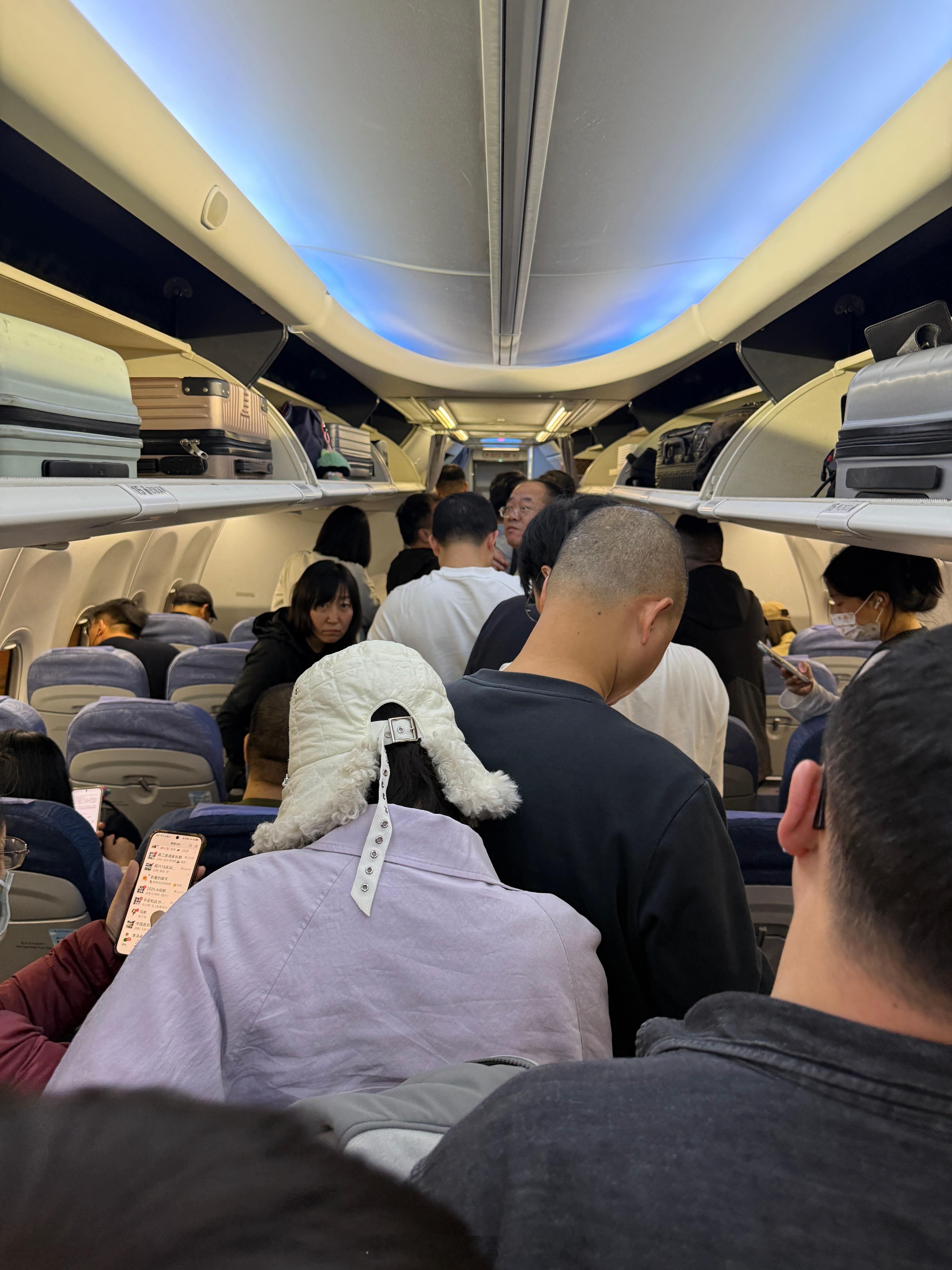 帮助周围一圈女士拿下了行李箱体现了我177cm身高优势 